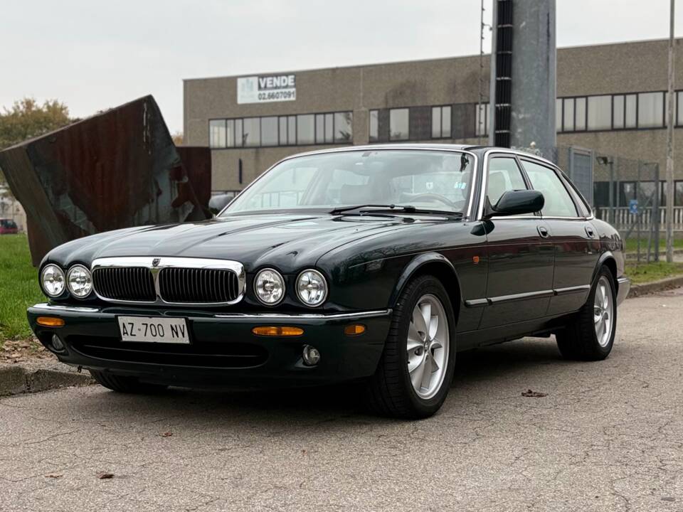 Image 1/14 of Jaguar XJ 8 Executive (1998)