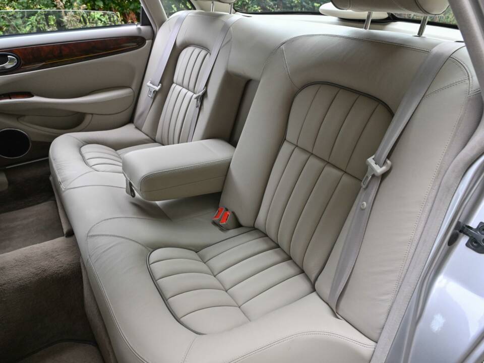 Immagine 45/50 di Jaguar XJ 8 Executive (2002)