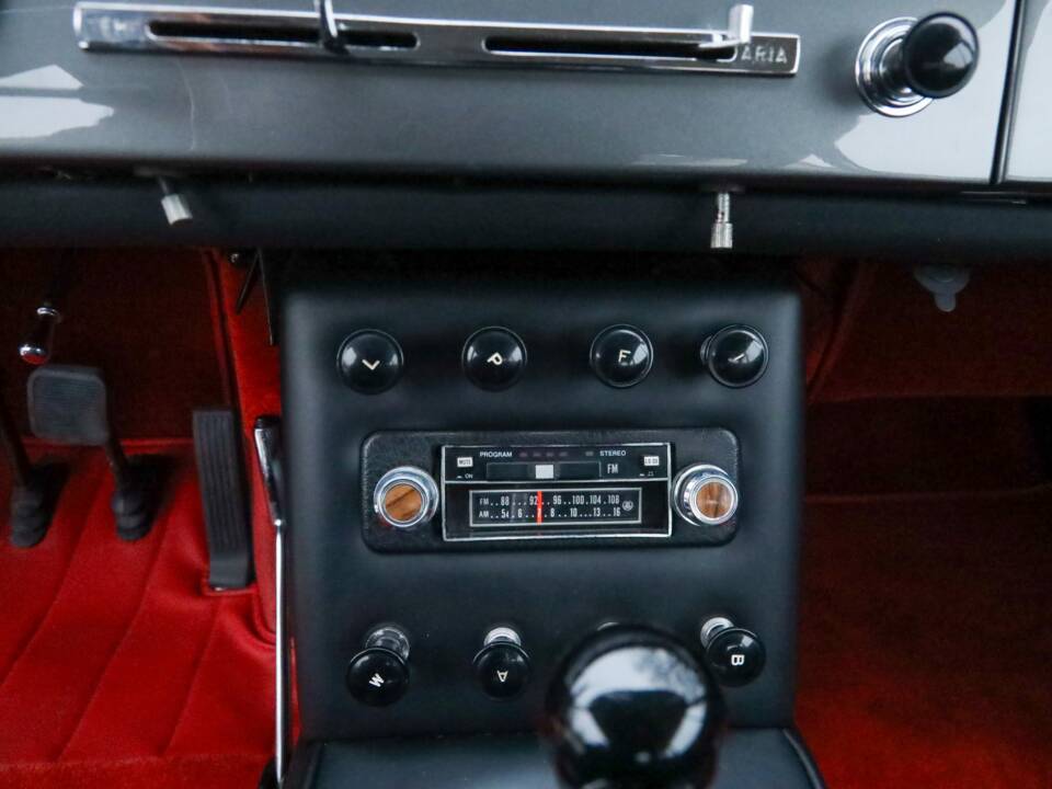 Image 49/50 of Ferrari 250 GT/E (1962)