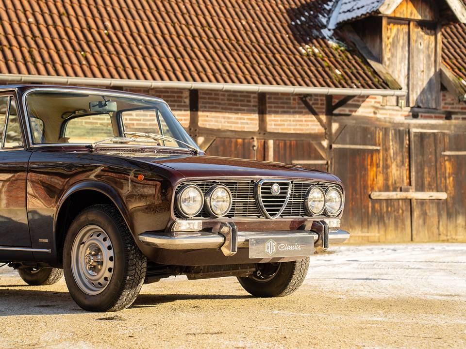 Immagine 10/49 di Alfa Romeo 2000 Berlina (1973)