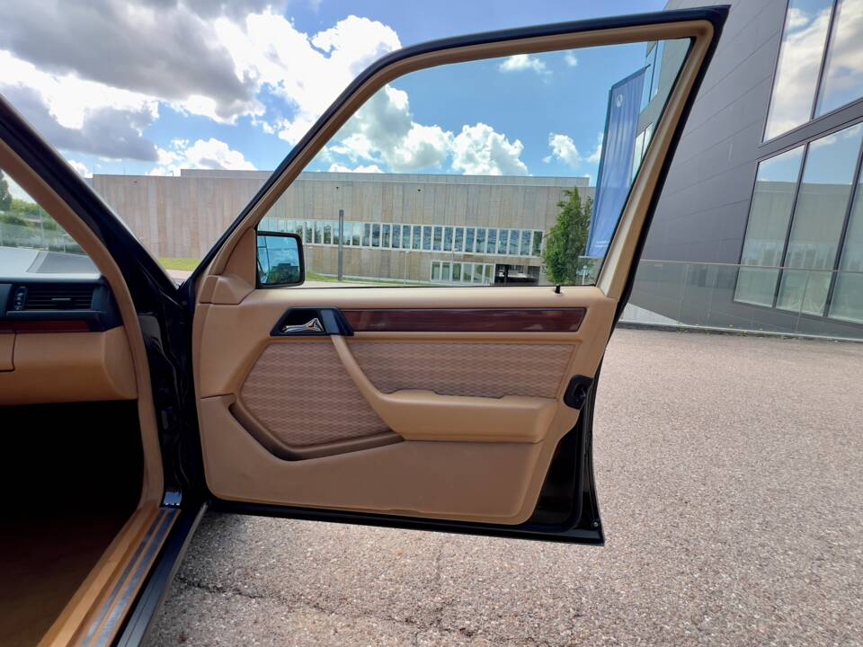 Immagine 26/36 di Mercedes-Benz 300 E 4-Matic (1989)