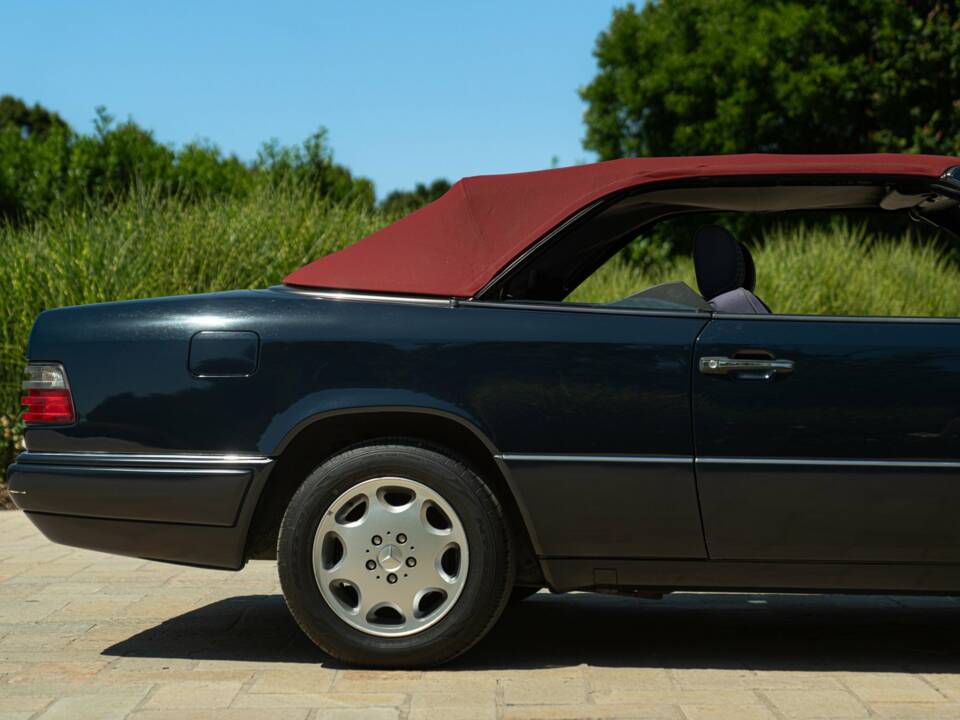 Image 39/50 of Mercedes-Benz 200 CE (1997)