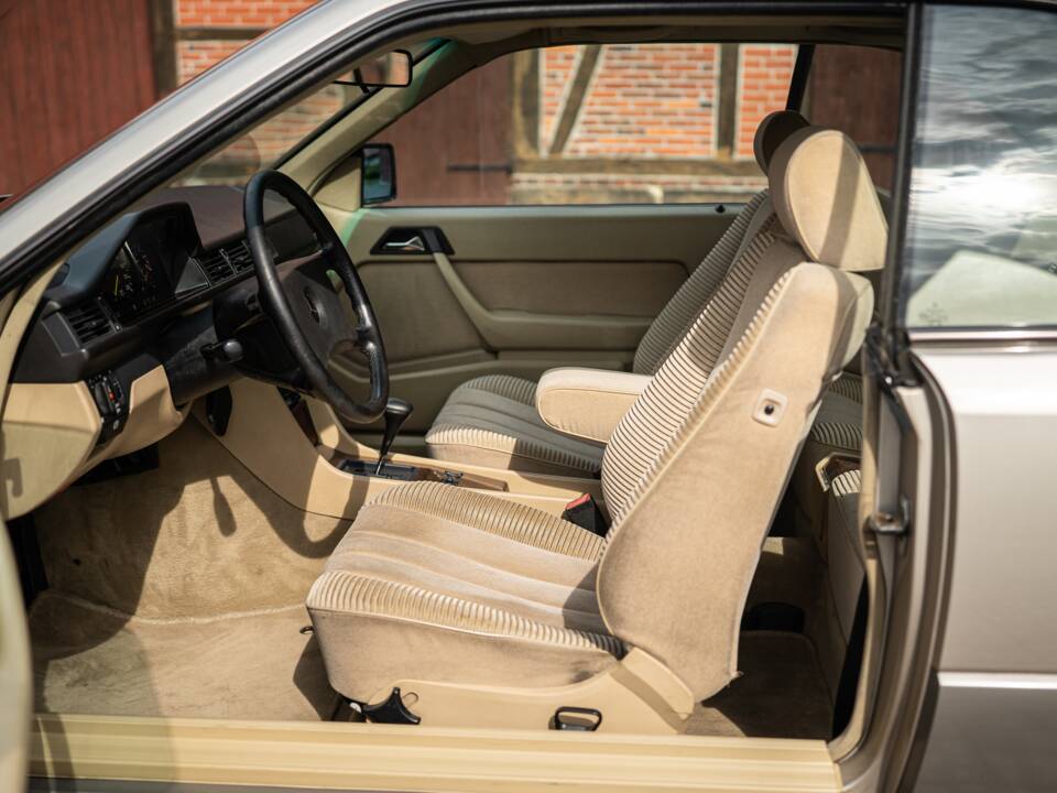 Afbeelding 23/63 van Mercedes-Benz 230 CE (1988)