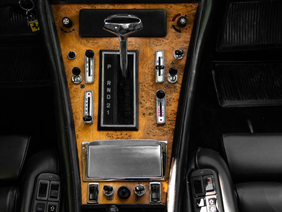 Image 25/32 of Ferrari 400 GT (1977)