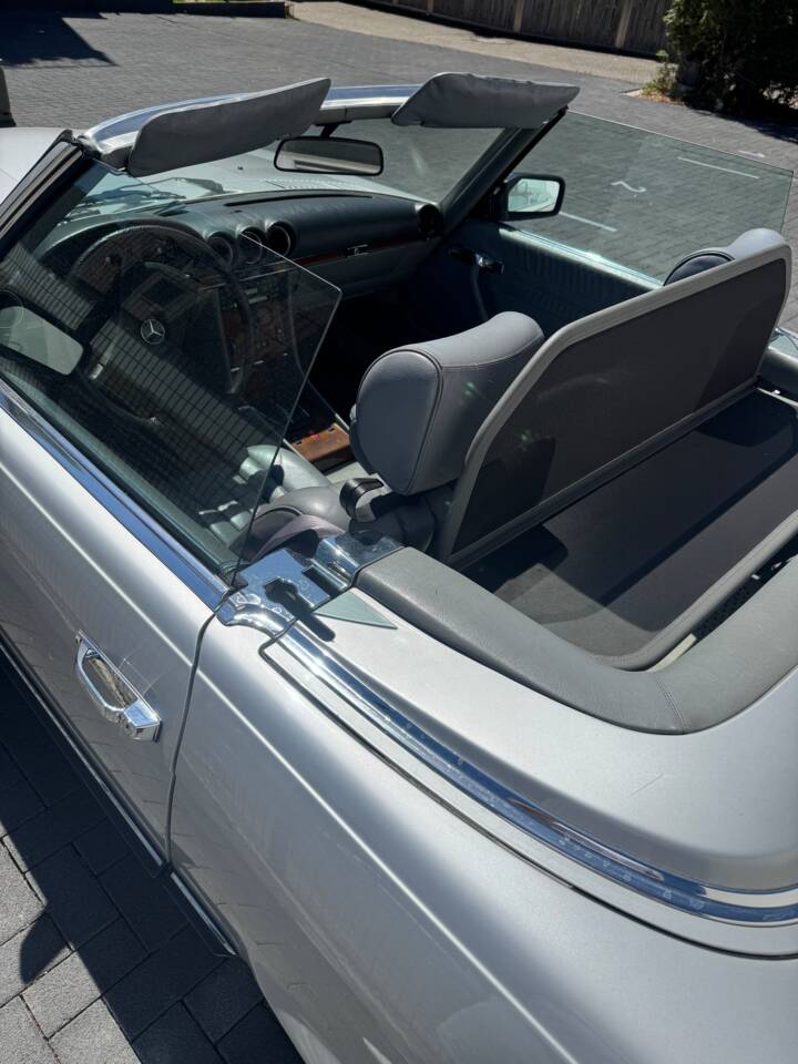Image 13/28 of Mercedes-Benz 380 SL (1981)