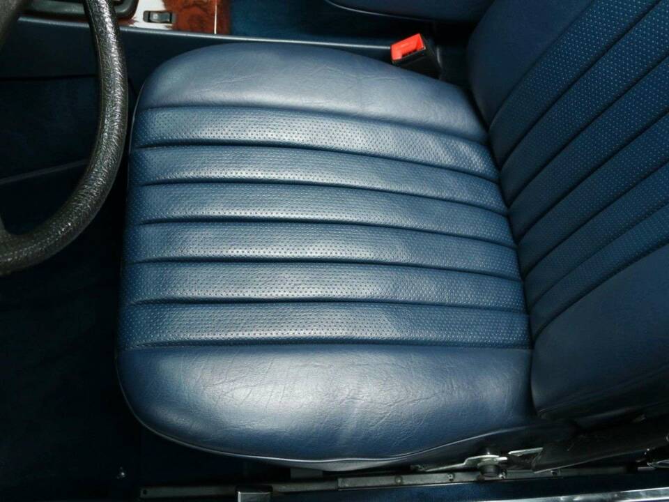 Image 12/30 of Mercedes-Benz 380 SL (1985)
