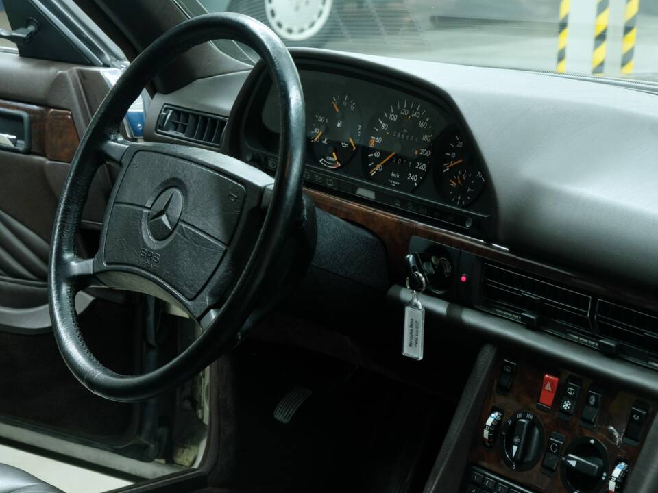 Image 30/50 of Mercedes-Benz 420 SEC (1989)