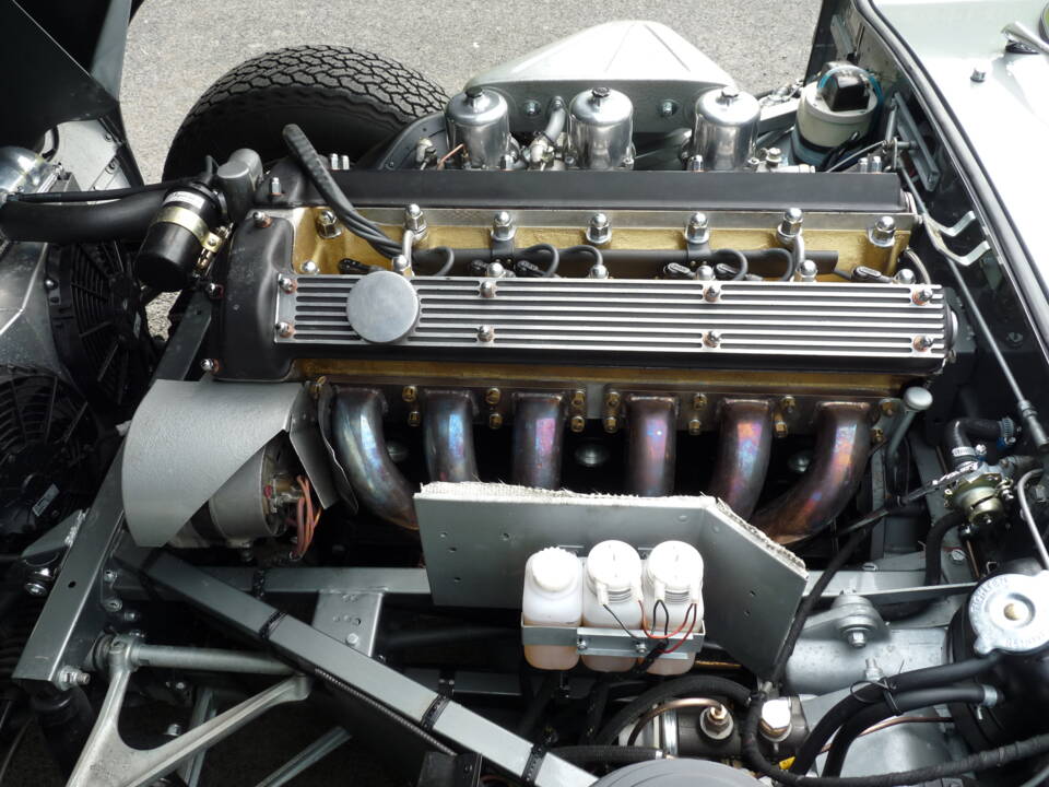 Image 19/22 de Jaguar E-Type (1968)