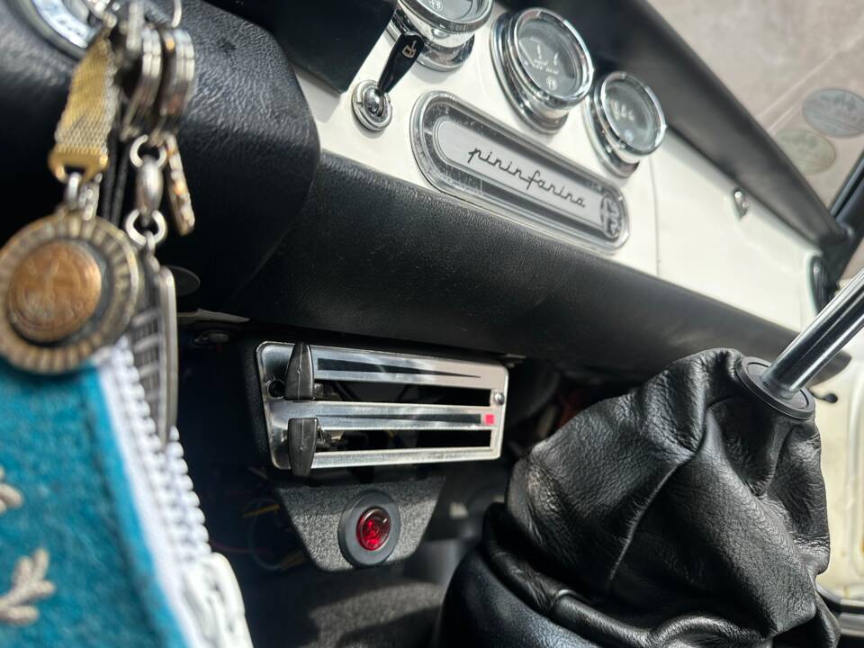 Image 29/63 of Alfa Romeo Spider 1300 Junior (1970)