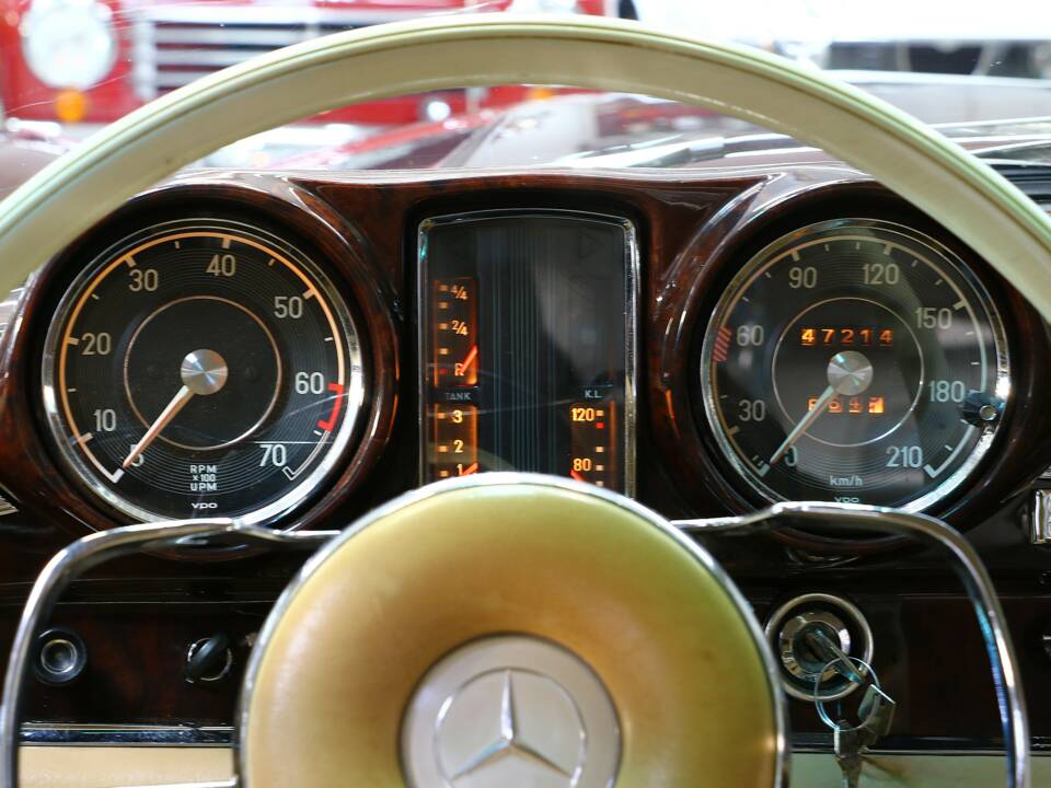 Bild 36/39 von Mercedes-Benz 220 SE b (1964)