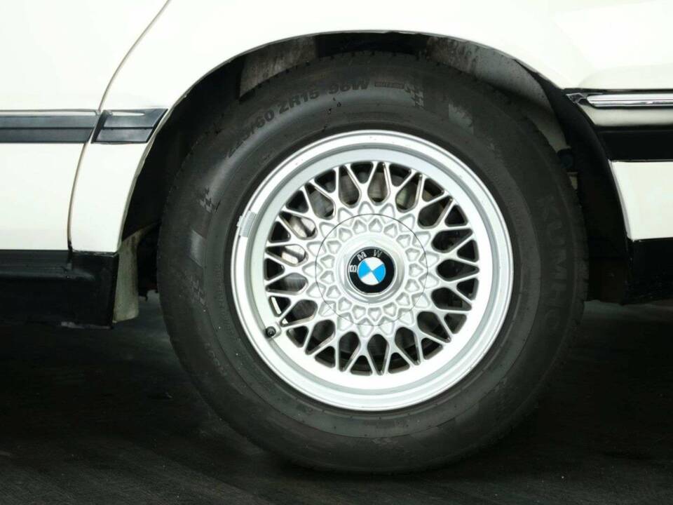 Immagine 30/30 di BMW 735i (1987)