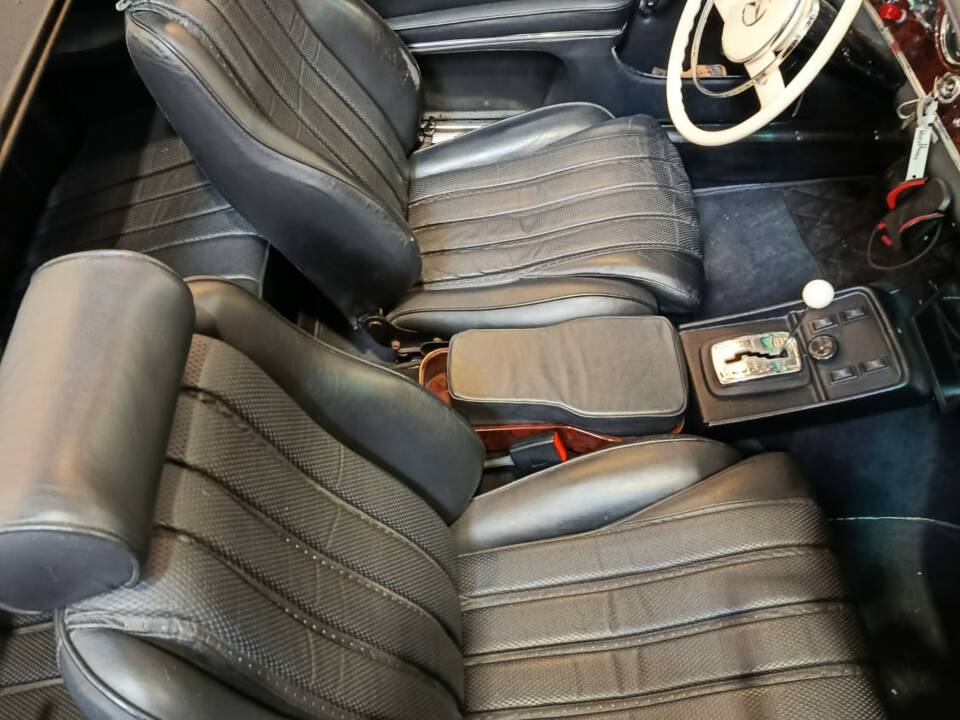 Image 9/10 of Mercedes-Benz 220 SE b (1962)