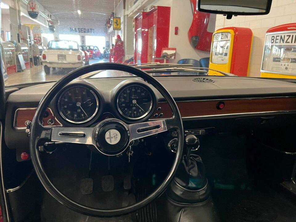 Image 8/20 of Alfa Romeo Giulia GT 1300 Junior (1971)