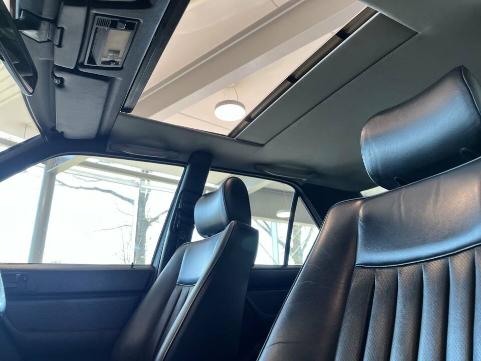 Bild 19/22 von Mercedes-Benz 300 E 4-Matic (1988)