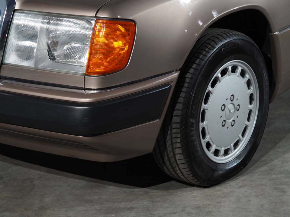 Bild 8/53 von Mercedes-Benz 300 E 4-Matic (1993)