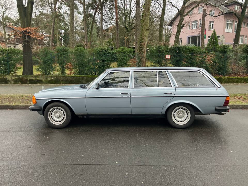 Image 5/13 de Mercedes-Benz 230 T (1980)