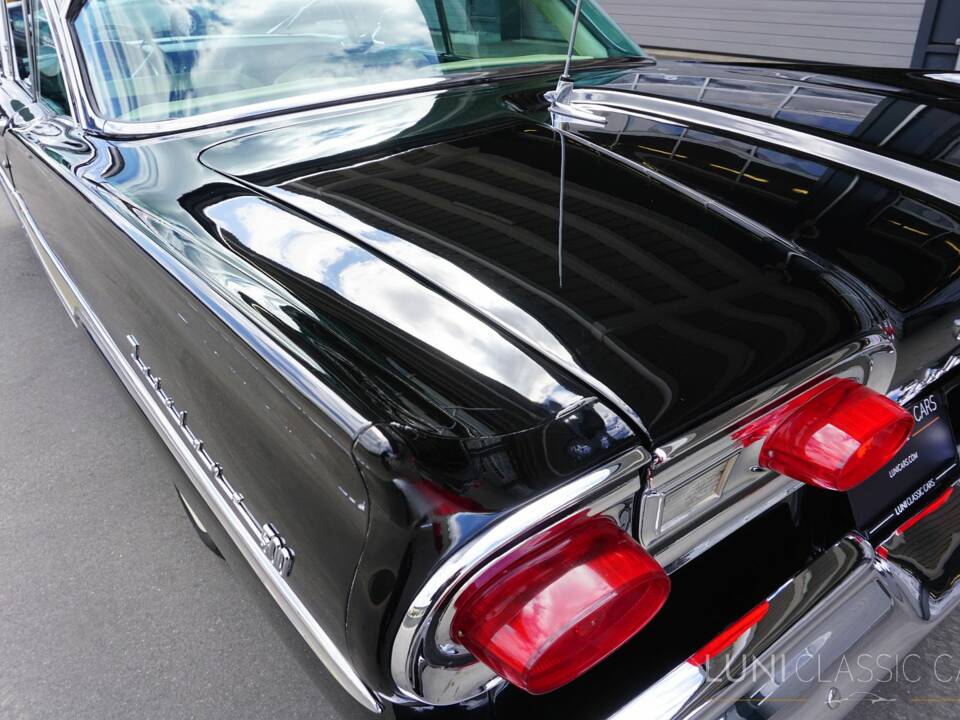 Image 24/77 of Ford Fairlane 500 Club Victoria (1958)