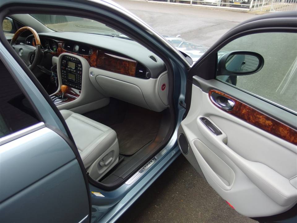Immagine 42/74 di Jaguar XJ 8 4.2 (2004)