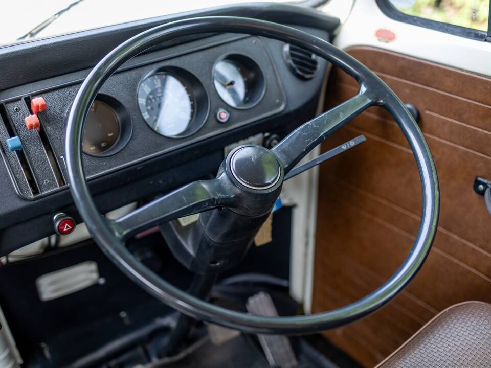 Image 28/47 of Volkswagen T2b Camper (1977)