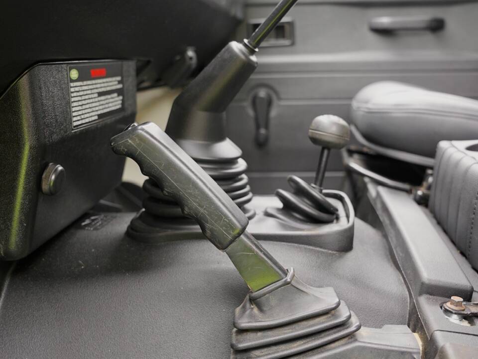 Image 76/96 of Land Rover Defender 90 (1995)