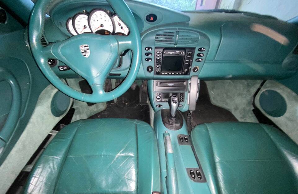 Image 2/7 of Porsche 911 Carrera 4 (2000)