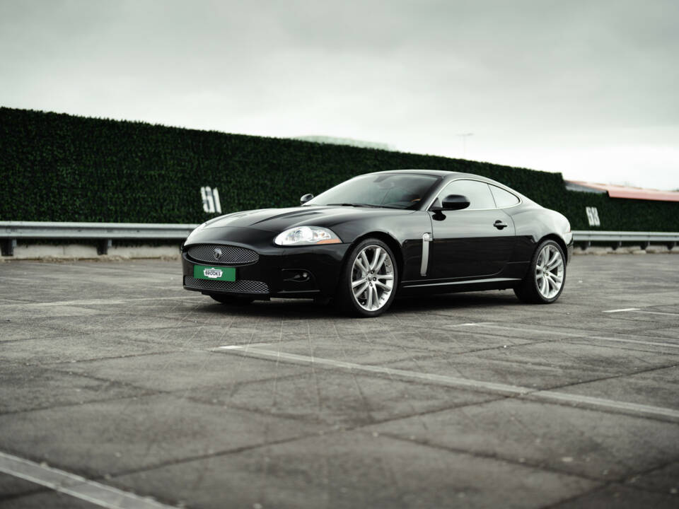 Image 2/33 of Jaguar XKR (2008)