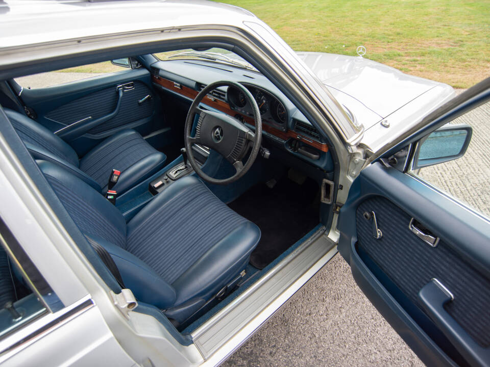 Image 9/32 de Mercedes-Benz 280 SE (1975)