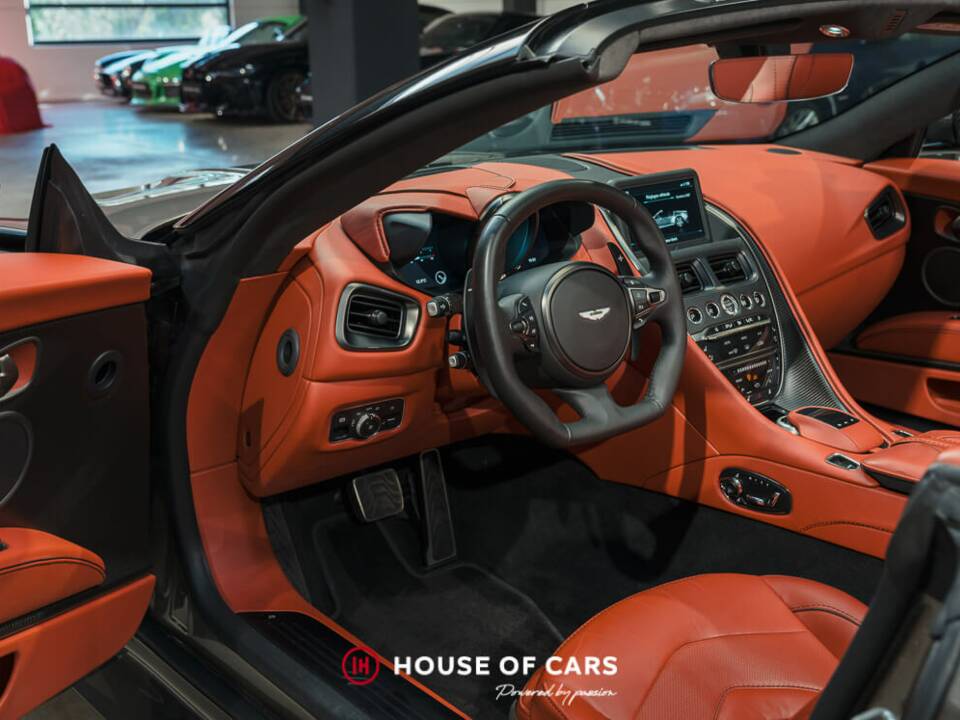 Image 17/25 of Aston Martin DBS Superleggera Volante (2020)