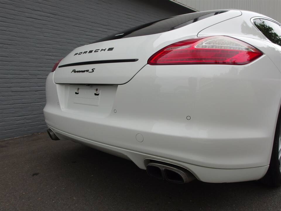 Image 17/98 of Porsche Panamera S (2010)