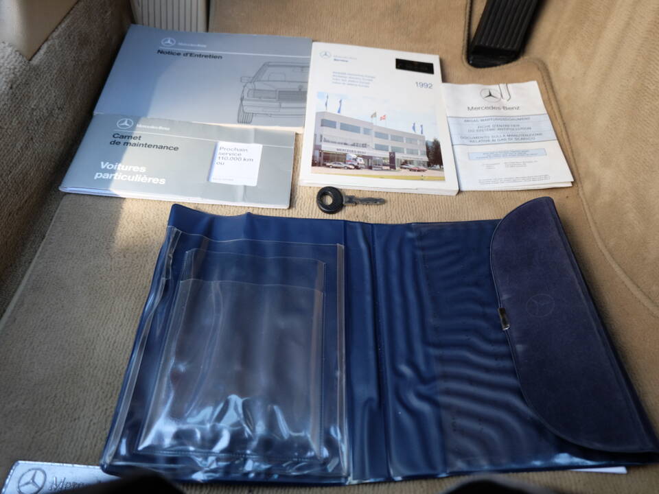 Image 61/63 of Mercedes-Benz 300 CE (1991)