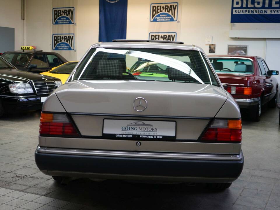 Bild 13/33 von Mercedes-Benz 230 E (1990)
