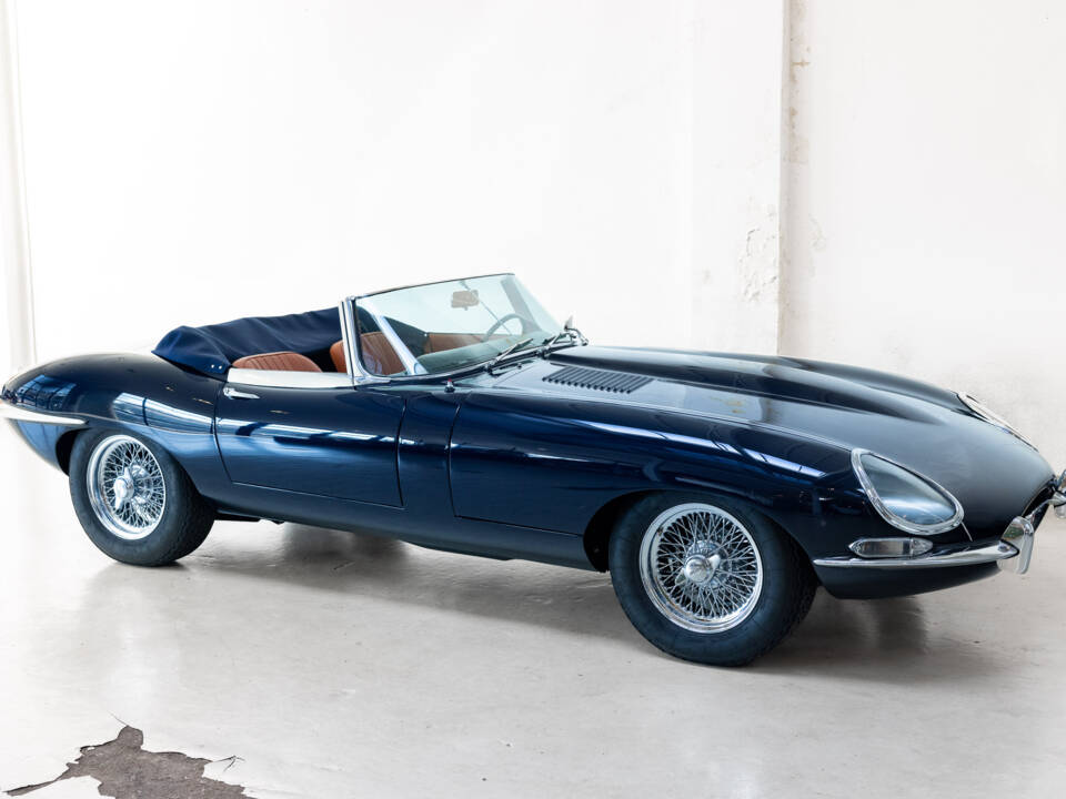 Image 3/48 de Jaguar E-Type (1967)