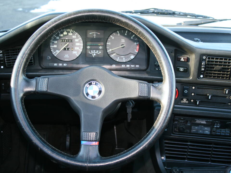 Image 52/65 of BMW 520i (1987)