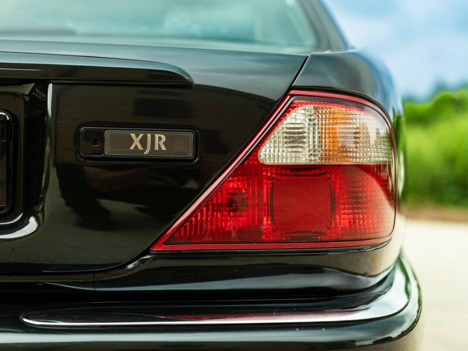 Image 18/50 de Jaguar XJR 4.0 (2000)