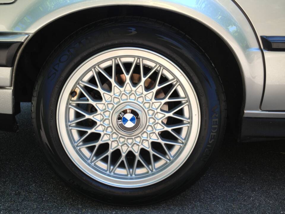 Immagine 17/50 di BMW 325i Touring (1992)