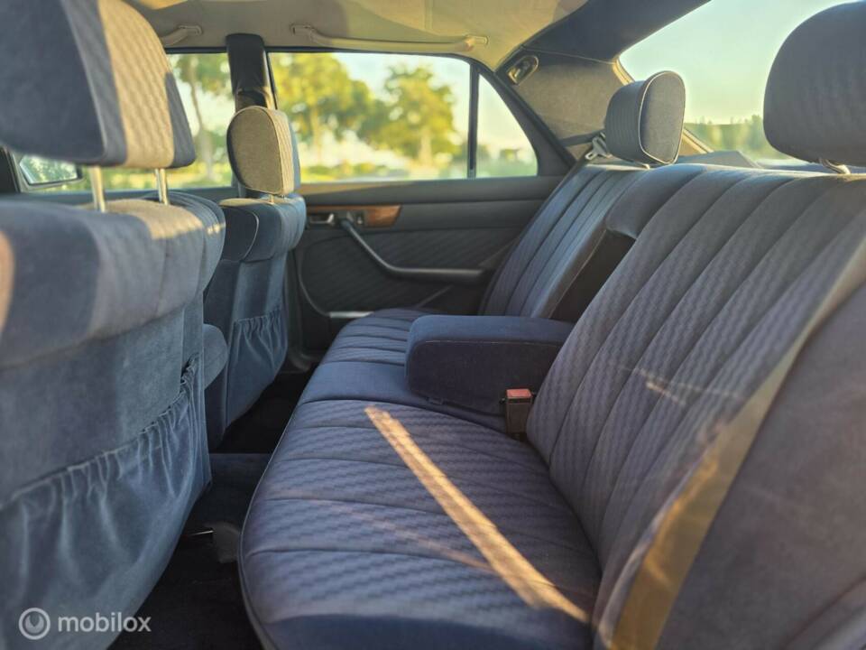 Image 22/50 de Mercedes-Benz 300 SE (1989)