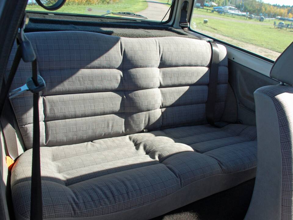 Immagine 21/29 di Volkswagen Polo II Hatchback 1.0 (1989)