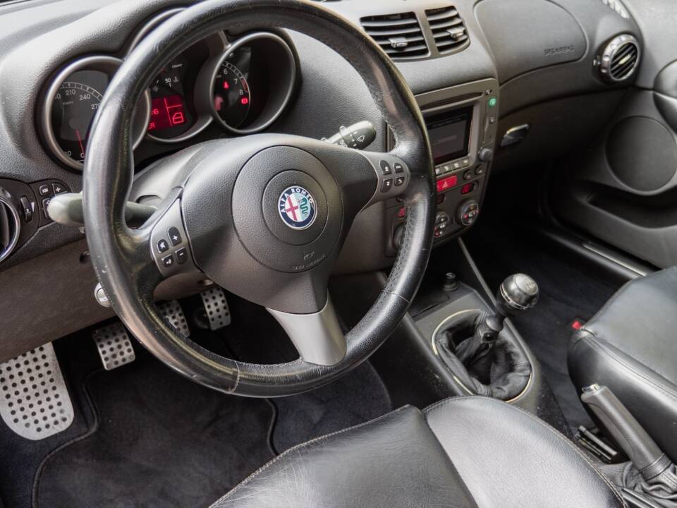 Image 49/60 of Alfa Romeo 147 3.2 GTA (2003)