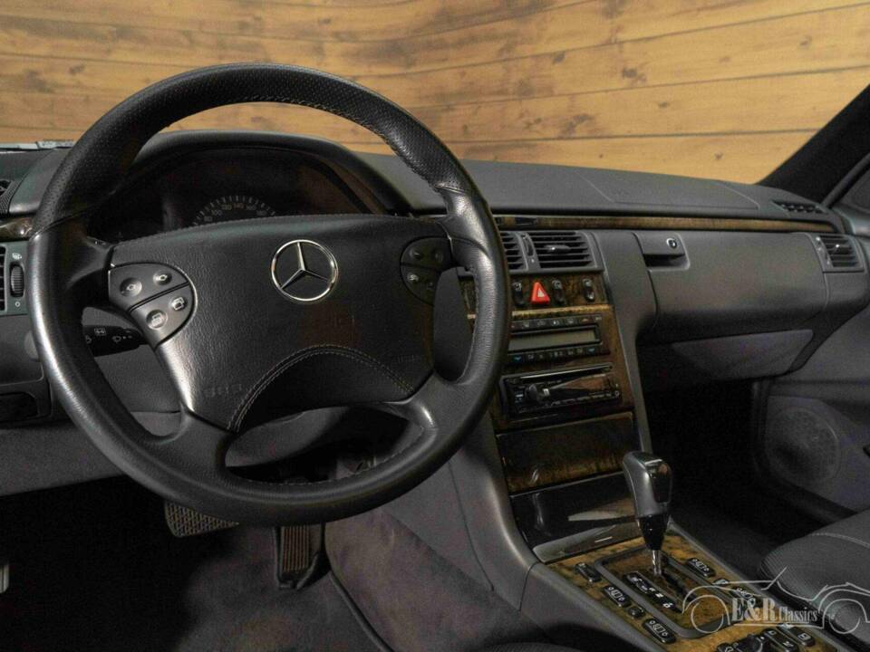 Immagine 11/19 di Mercedes-Benz E 55 AMG (2001)