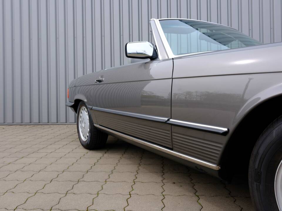 Image 26/97 de Mercedes-Benz 560 SL (1987)