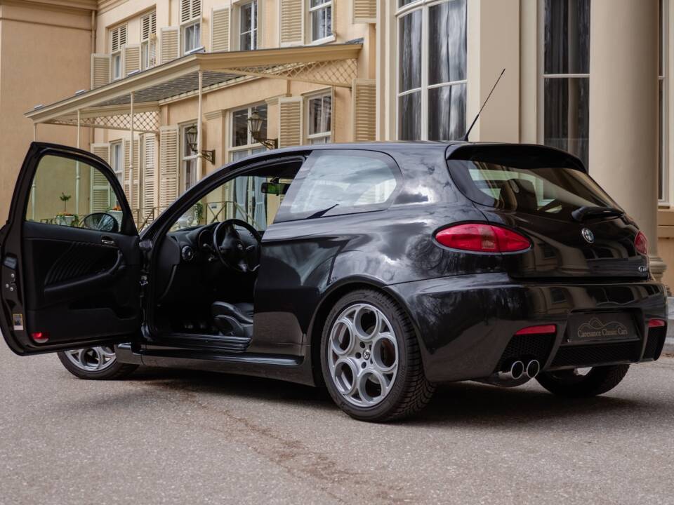 Image 25/60 of Alfa Romeo 147 3.2 GTA (2003)