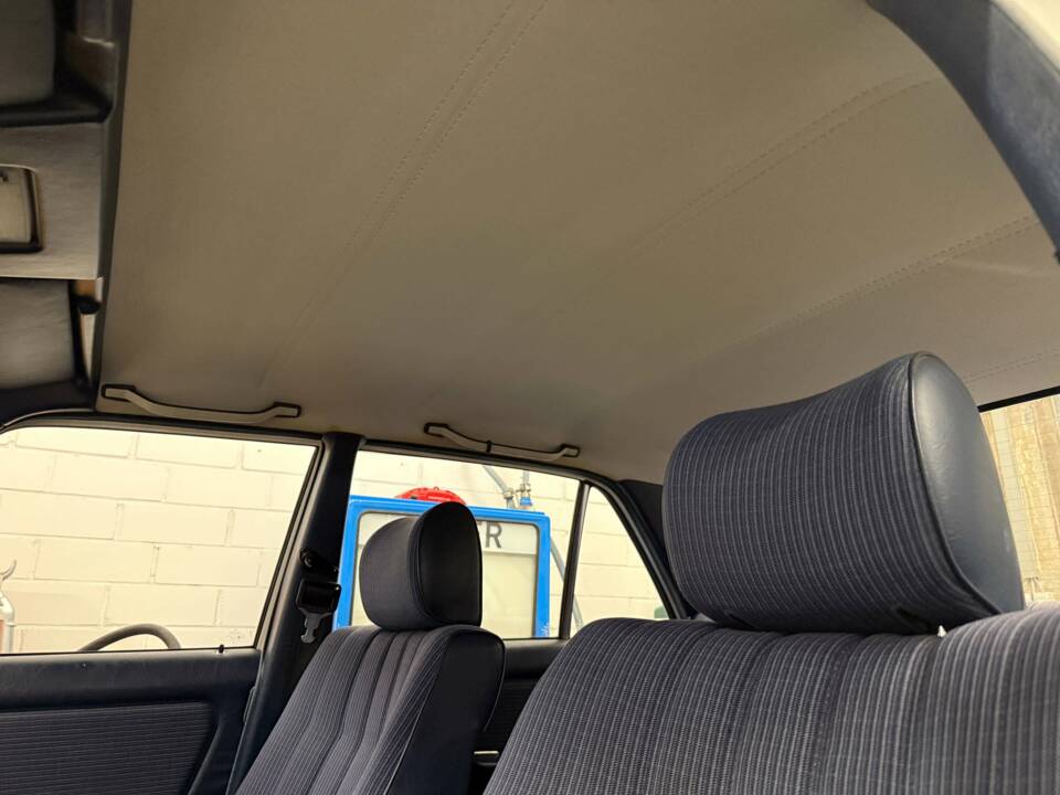 Image 13/18 of Mercedes-Benz 200 (1983)