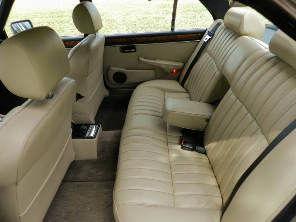 Image 9/13 of Jaguar XJ 6 4.2 (1985)