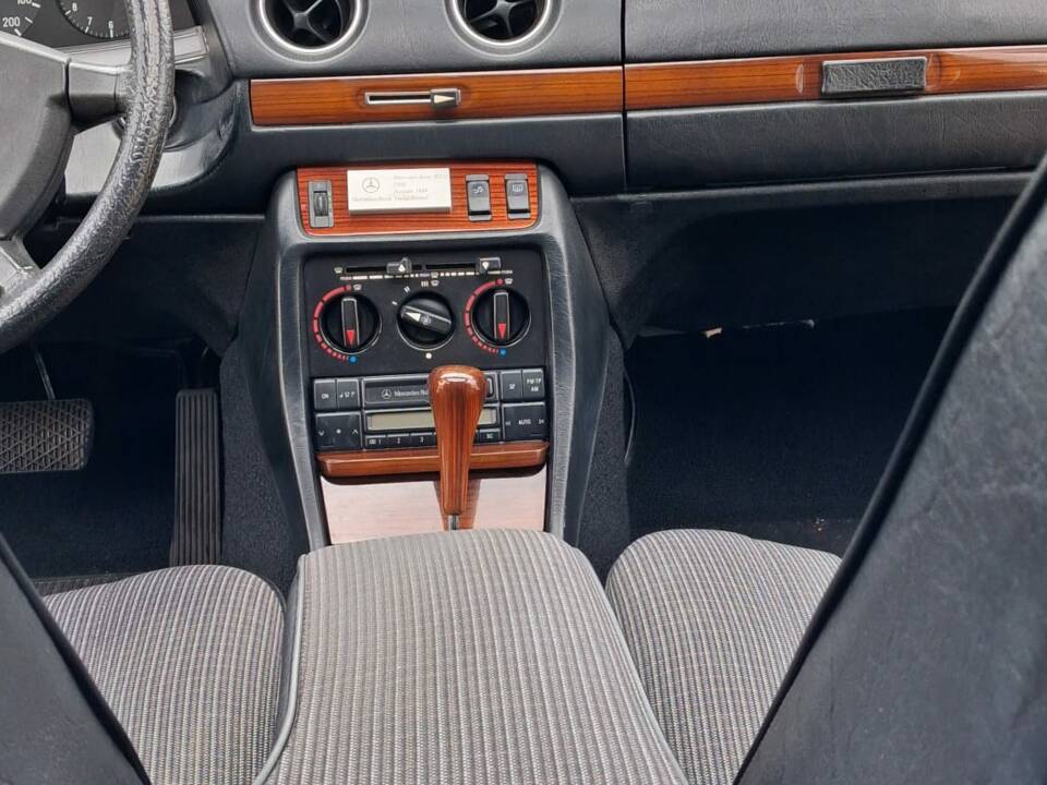 Afbeelding 7/25 van Mercedes-Benz 230 E (1984)
