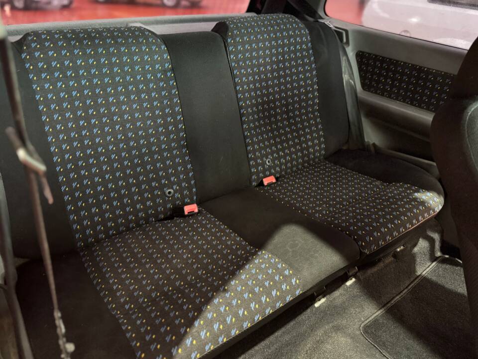 Immagine 13/23 di Renault Clio I 1.8 16V (1991)