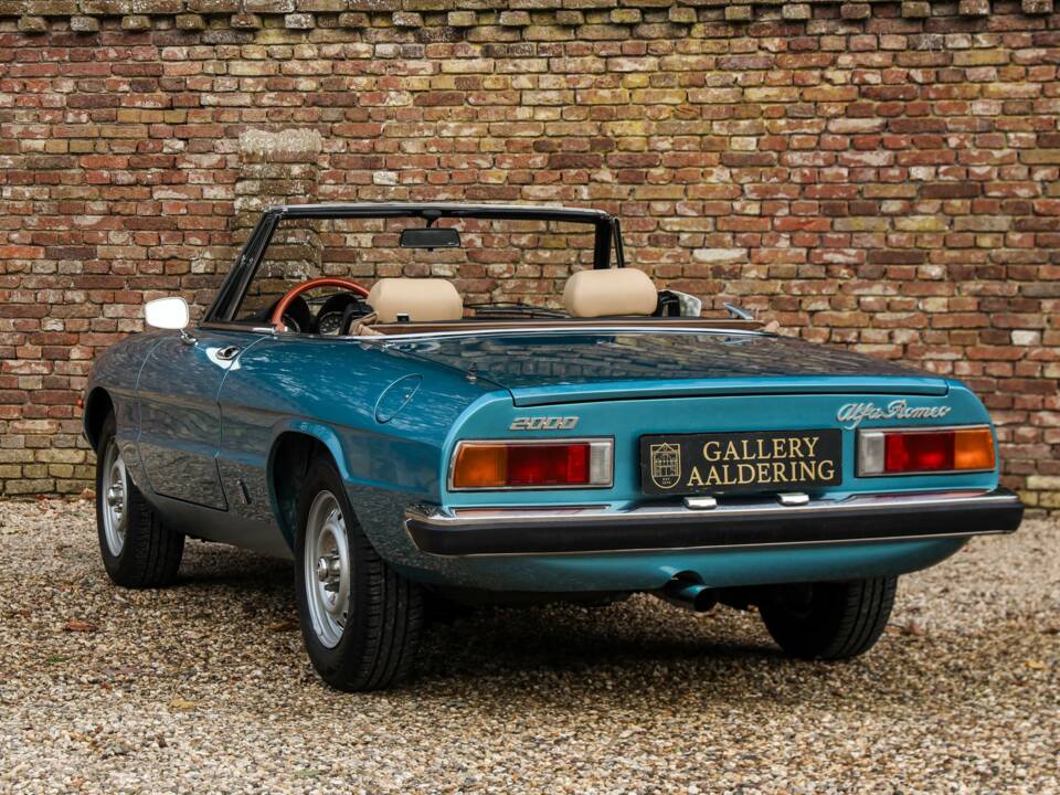 Image 2/50 of Alfa Romeo 2000 Spider Veloce (1981)