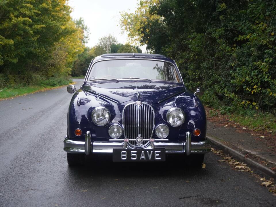 Image 2/18 of Jaguar Mk II 3.8 (1966)