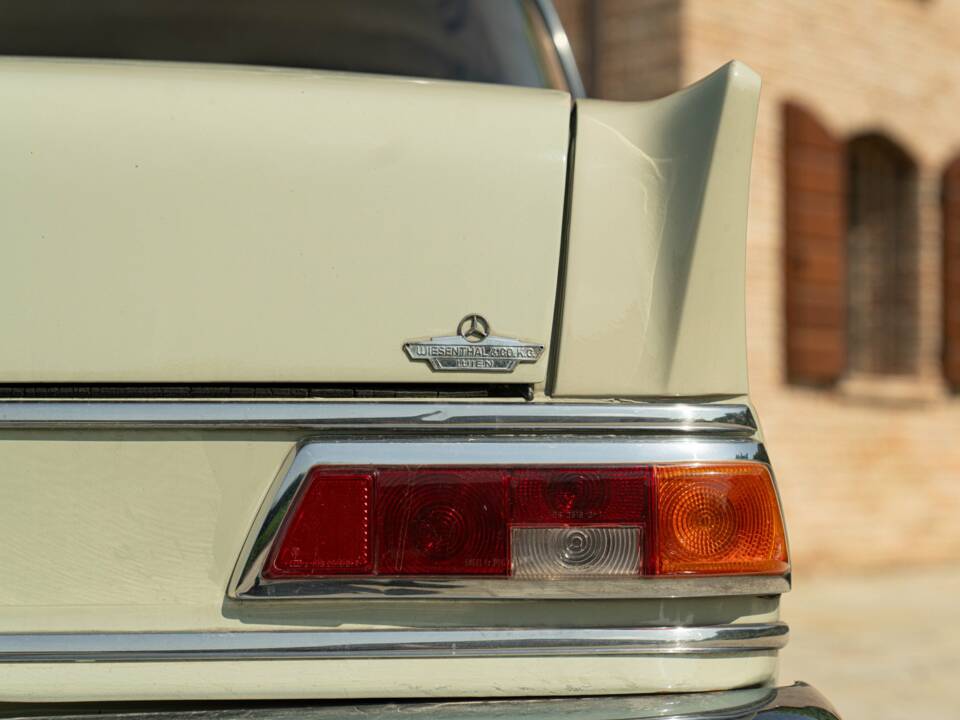 Image 12/50 of Mercedes-Benz 200 (1966)