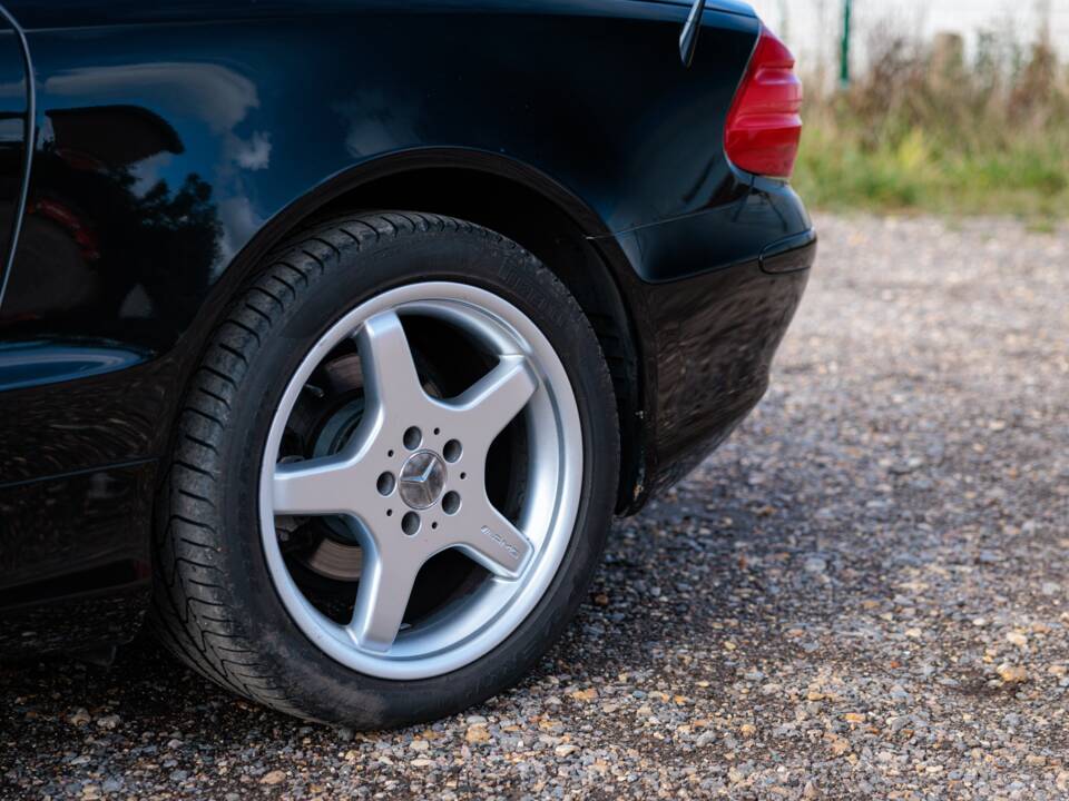 Image 17/50 of Mercedes-Benz SL 350 (2004)