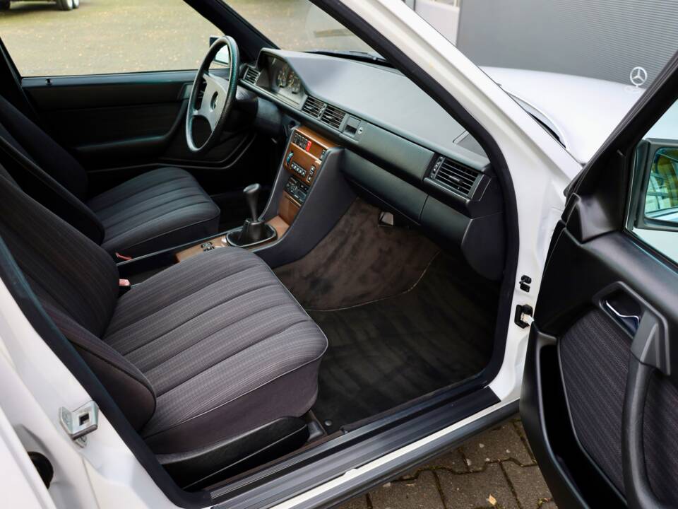 Immagine 10/18 di Mercedes-Benz 200 TE (1989)